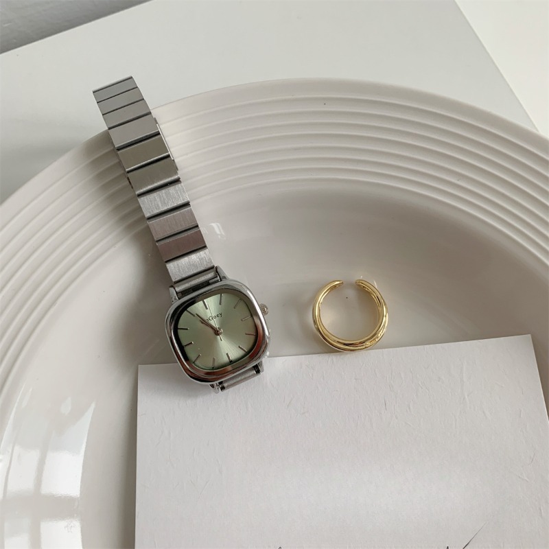 Quartz Accurate Females' College Student Wristwatch Featuring a Minimalist Design & Adjustable Strap