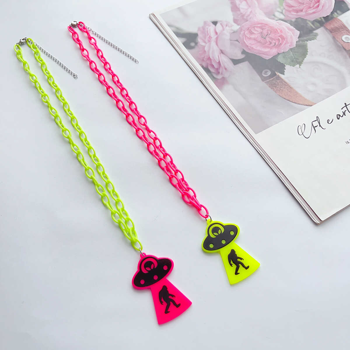 Choker 3PCS/LOT Y2K hip-hop Rock Contrast Fluorescent Alien Pendant Long sweater Chain Necklace Women's Accessories