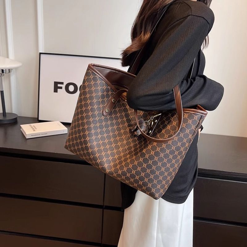 Luxury Designer Bags Fashion Tote Bag Handbags Classic Pattern Leather Chrome Summer Handbags Timeless Luxury Leather Trim Beach Bags Women Shoulder B