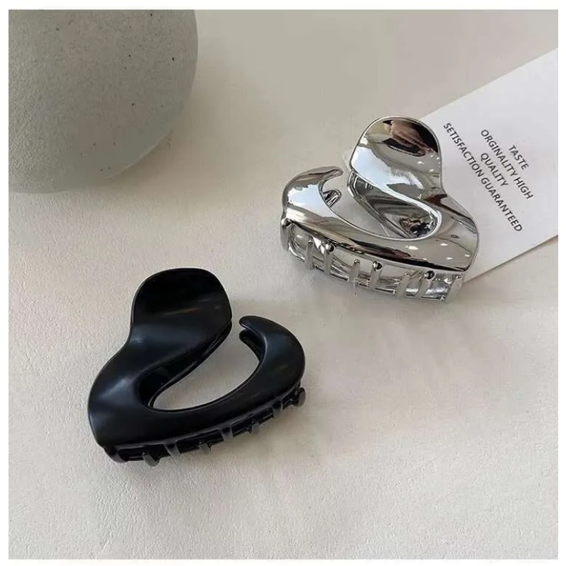 Stylish Japanese Aesthetic Fine Artwork Shark-Hair Clasp Elegantly Adorning Your Tresses