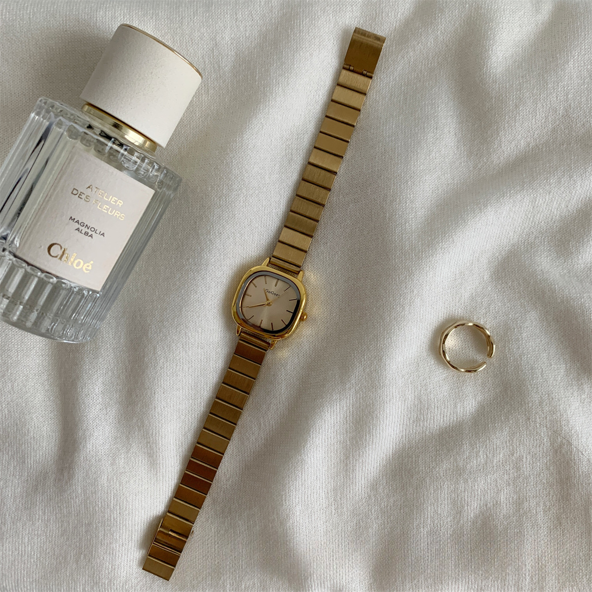 Quartz Accurate Females' College Student Wristwatch Featuring a Minimalist Design & Adjustable Strap