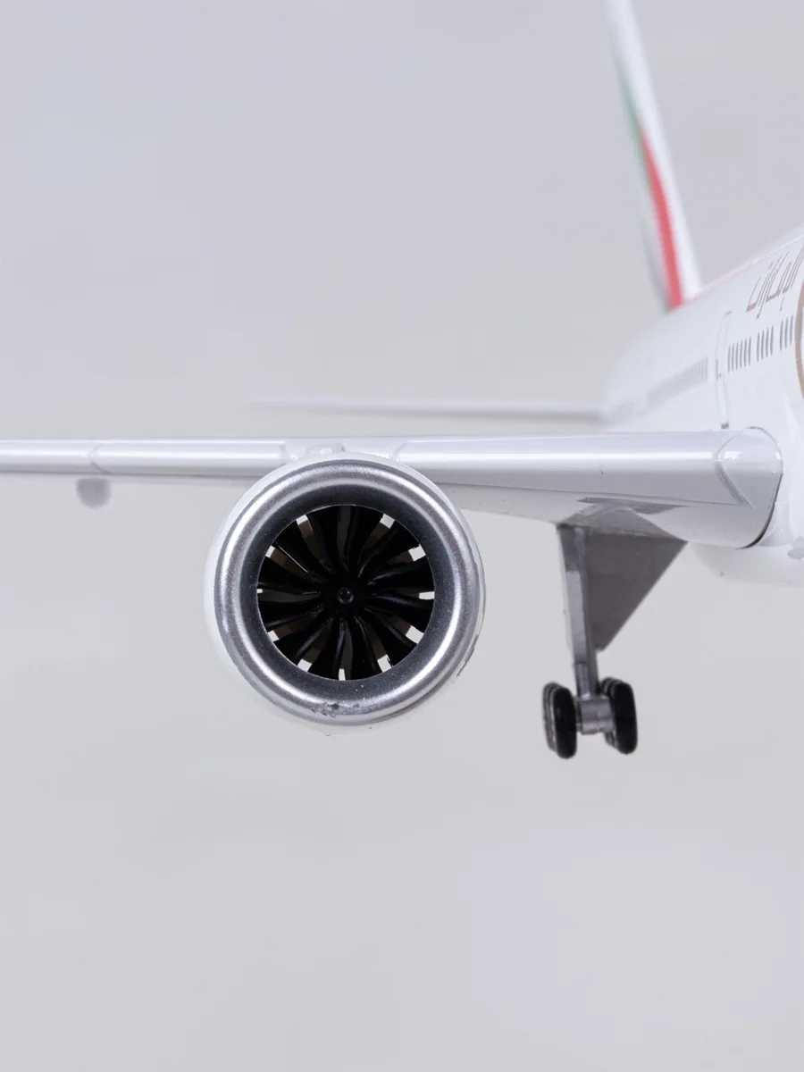 Plane Toy Model 47CM Scale Diecast Model B777 Emirates Airways 777 Resin Airplane With Light Toys Airline Collection Aviation L250612