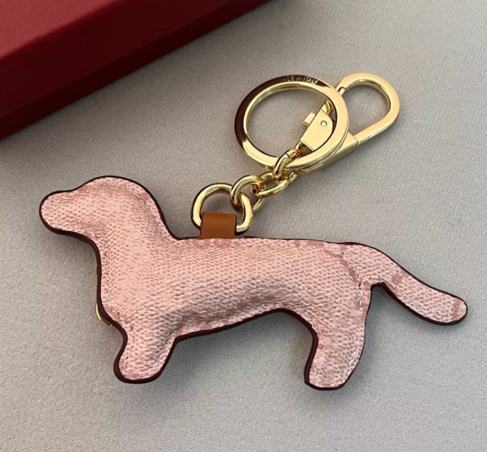 Upscale Pink Grain Leather Pet Dog Ggs Designer Keychains Charm Handbags Pendant Key Chain Emed Leather Dog Tag For Cars And Bags As A Holiday Present