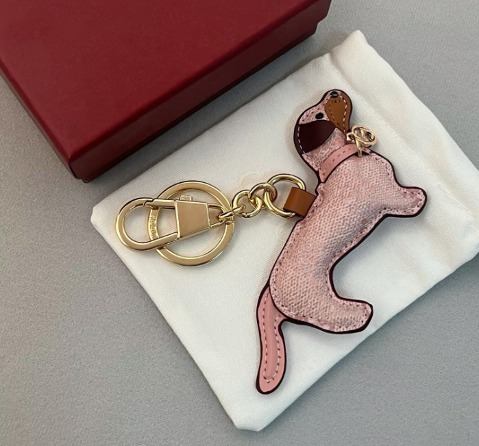 Upscale Pink Grain Leather Pet Dog Ggs Designer Keychains Charm Handbags Pendant Key Chain Emed Leather Dog Tag For Cars And Bags As A Holiday Present