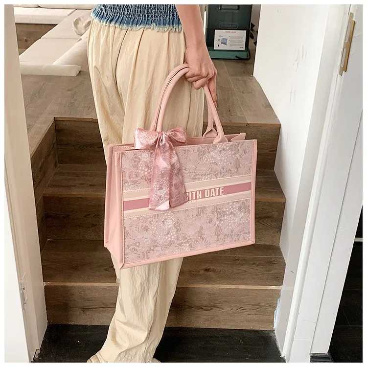 Fashionable Niche Design Tote Bag Large Capacity Portable Womens Bag New High-end Commuting Casual Shoulder Handbag Z250613