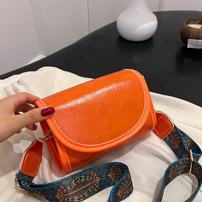 2025 New Designer Bag Women's Popular One Free delivery Shoulder Diagonal Fashion Bucket Bag Retro Simple Cold Face Oil Leather Bag