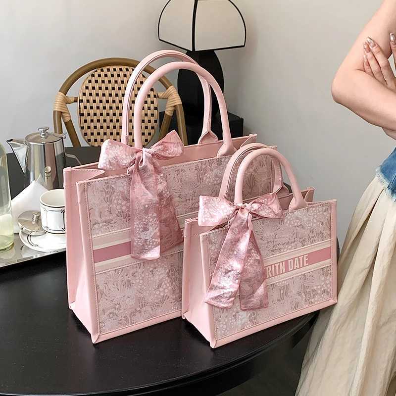 Fashionable Niche Design Tote Bag Large Capacity Portable Womens Bag New High-end Commuting Casual Shoulder Handbag Z250613