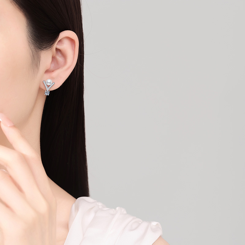 S925 Sterling Silver Earrings, Women's Korean Style V-Shape D-Color 60-Point Moissanite Studs, Freshwater Pearl Earrings, High-End Fashion Earrin