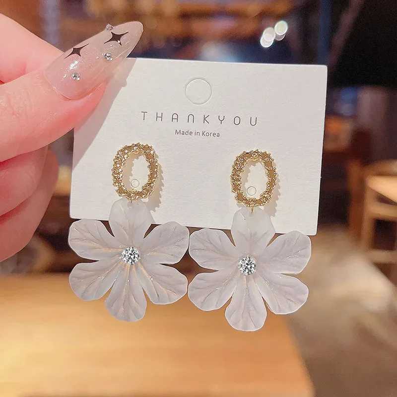Translucent White Flower Hanging Earrings for Women Rhinestone Ball Middle Petals Sweet Korean New Beach Vacation Ear Decoration V250613
