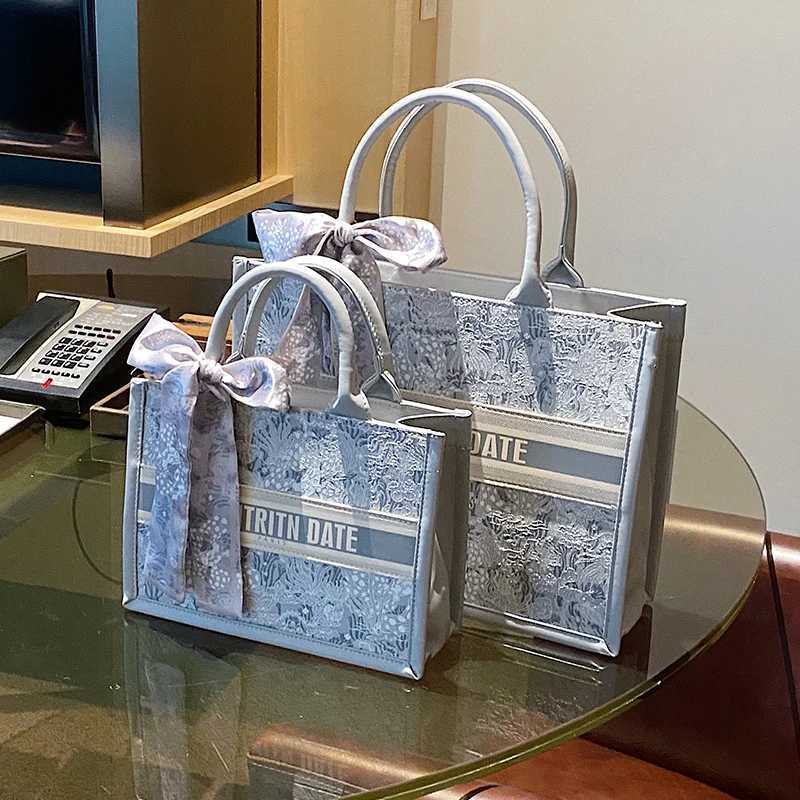 Fashionable Niche Design Tote Bag Large Capacity Portable Womens Bag New High-end Commuting Casual Shoulder Handbag Z250613