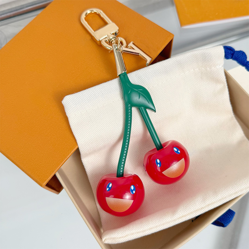 Luxury Cherry Keychain Bag Charm Designer Keychain L Letter Pendant Gold Chain Women Buckle Jewelry Keyring Bags Pendant Couple Charm Car Key
