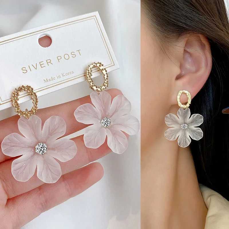 Translucent White Flower Hanging Earrings for Women Rhinestone Ball Middle Petals Sweet Korean New Beach Vacation Ear Decoration V250613