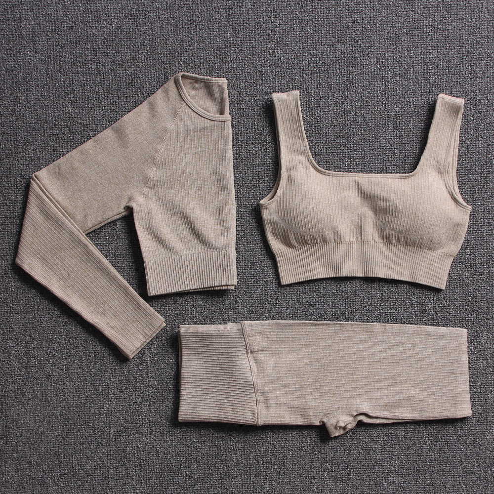 Seasonal Collection: Comfortable Women's Sportswear Ensemble Featuring Lifted-Hip Short Design