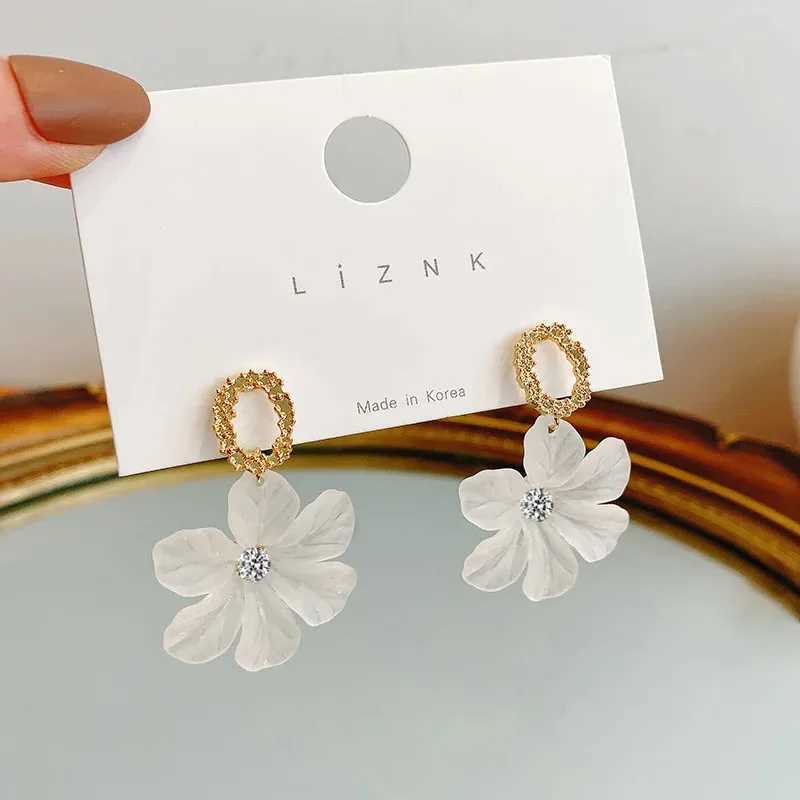 Translucent White Flower Hanging Earrings for Women Rhinestone Ball Middle Petals Sweet Korean New Beach Vacation Ear Decoration V250613