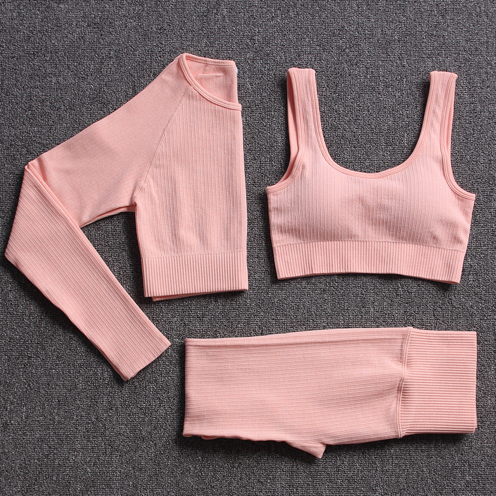 Seasonal Collection: Comfortable Women's Sportswear Ensemble Featuring Lifted-Hip Short Design