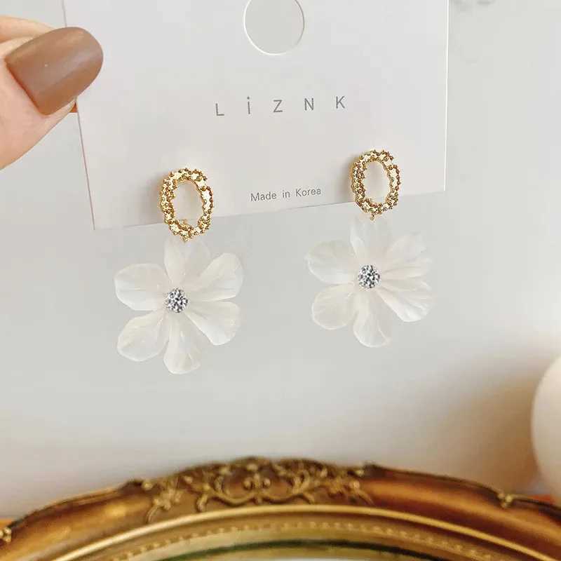 Translucent White Flower Hanging Earrings for Women Rhinestone Ball Middle Petals Sweet Korean New Beach Vacation Ear Decoration V250613