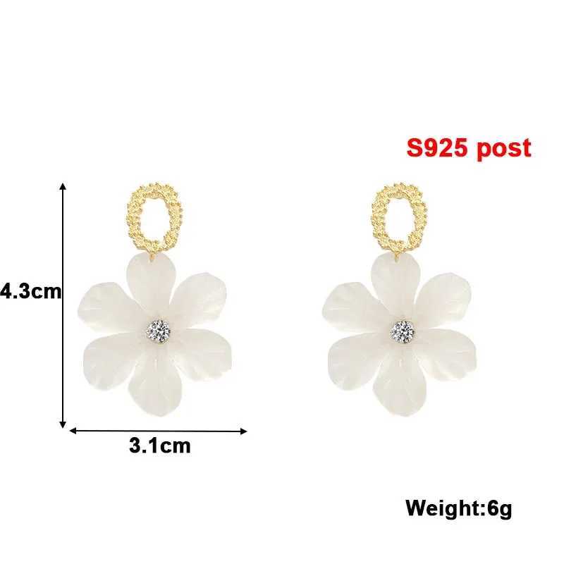Translucent White Flower Hanging Earrings for Women Rhinestone Ball Middle Petals Sweet Korean New Beach Vacation Ear Decoration V250613