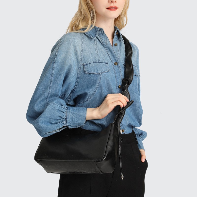 Cross disciplinary niche design long stick bag trend single shoulder diagonal trend pleated cloud armpit bag designer bag women s crossbody bag