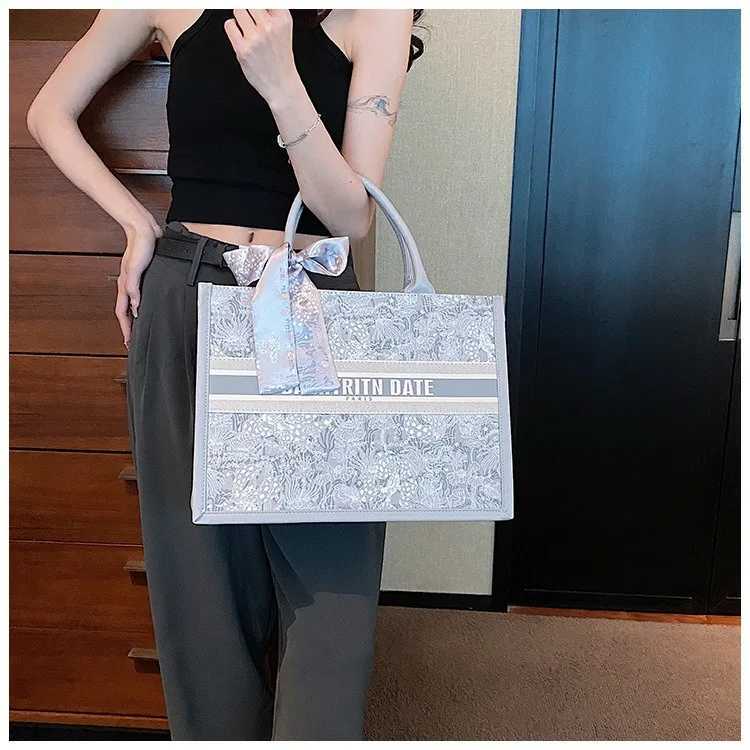 Fashionable Niche Design Tote Bag Large Capacity Portable Womens Bag New High-end Commuting Casual Shoulder Handbag Z250613