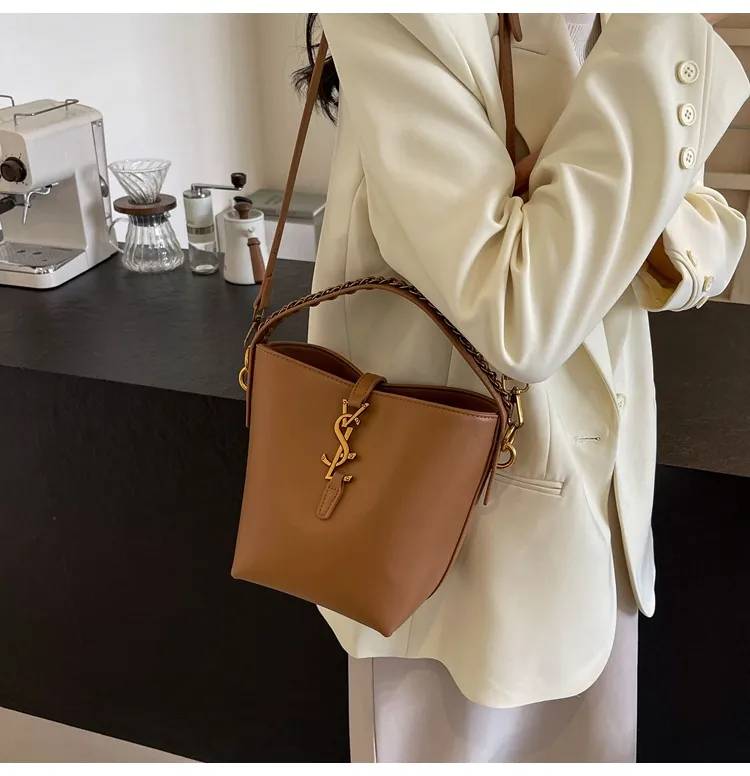 Free Shipping 2025 New Design Vintage Classic Show Temperament Womens Crossbody Bag Minimalist Style Large-capacity Bucket Bag Commuter Bag
