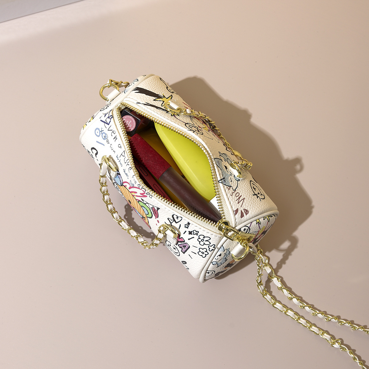 Free Shipping 2025 Summer New Designer Bag Trendy Fashion High Quality Shopping Bag High End Leather Bear Graffiti Underarm Cylindrical Handbag