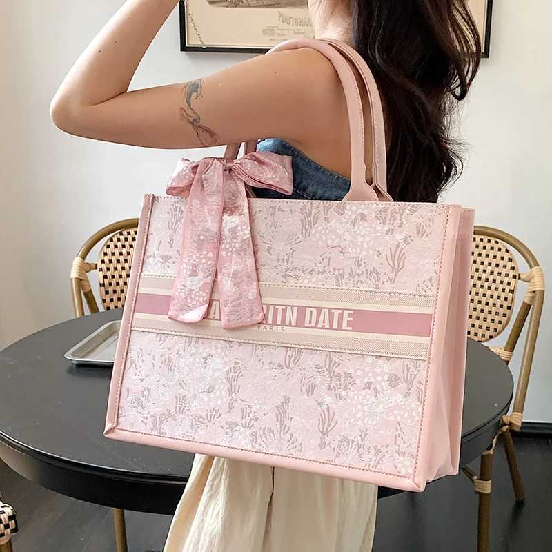 Fashionable Niche Design Tote Bag Large Capacity Portable Womens Bag New High-end Commuting Casual Shoulder Handbag Z250613
