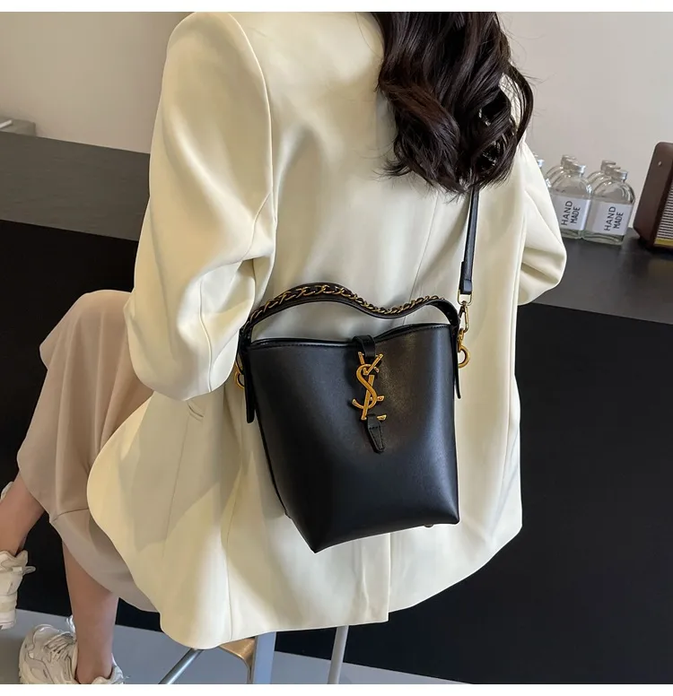 Free Shipping 2025 New Design Vintage Classic Show Temperament Womens Crossbody Bag Minimalist Style Large-capacity Bucket Bag Commuter Bag