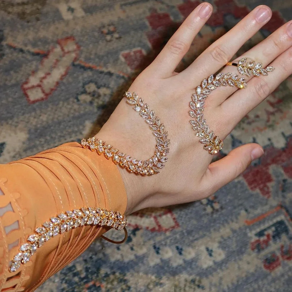 Bohemian Crystal Leaf Bangle Open Cuff Bracelet for Women y Metal Surround Palm Hand Jewelry 250613