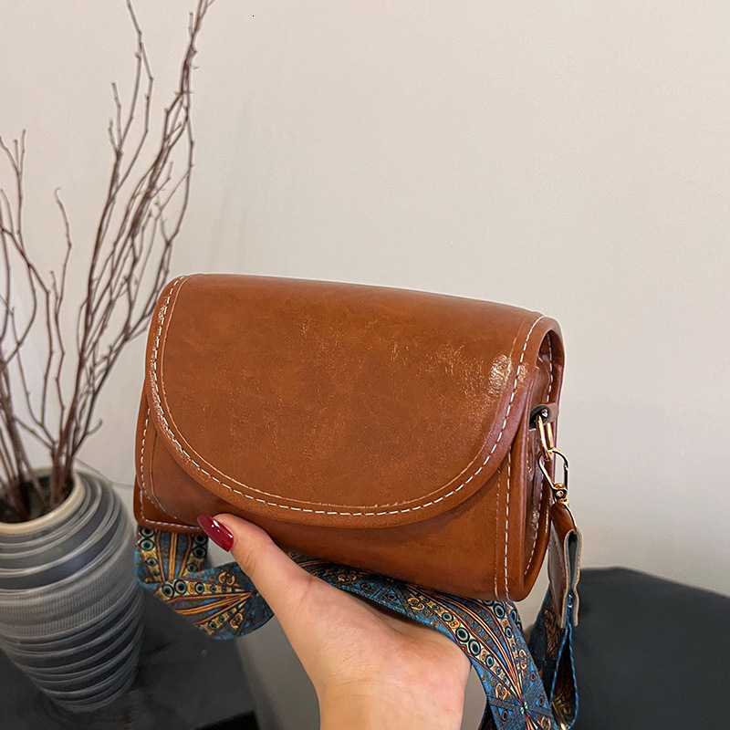 2025 New Designer Bag Women's Popular One Free delivery Shoulder Diagonal Fashion Bucket Bag Retro Simple Cold Face Oil Leather Bag