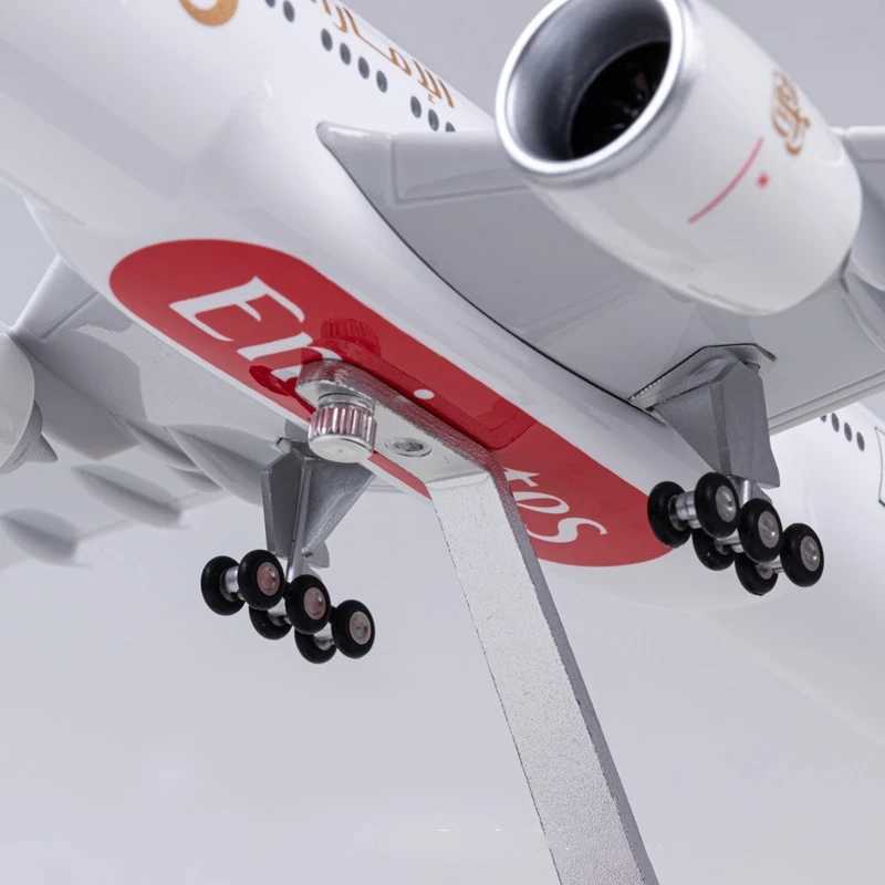 Plane Toy Model 47CM Scale Diecast Model B777 Emirates Airways 777 Resin Airplane With Light Toys Airline Collection Aviation L250612