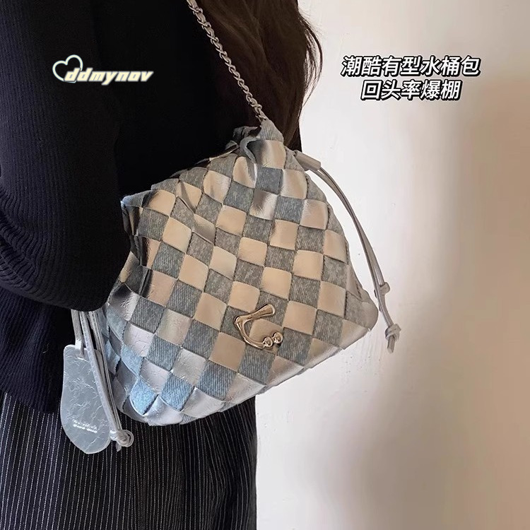 2024 New Niche Design Bucket for Women Summer Novel Woven Chain Shoulder Crossbody Small Bag Trendy ddmynov