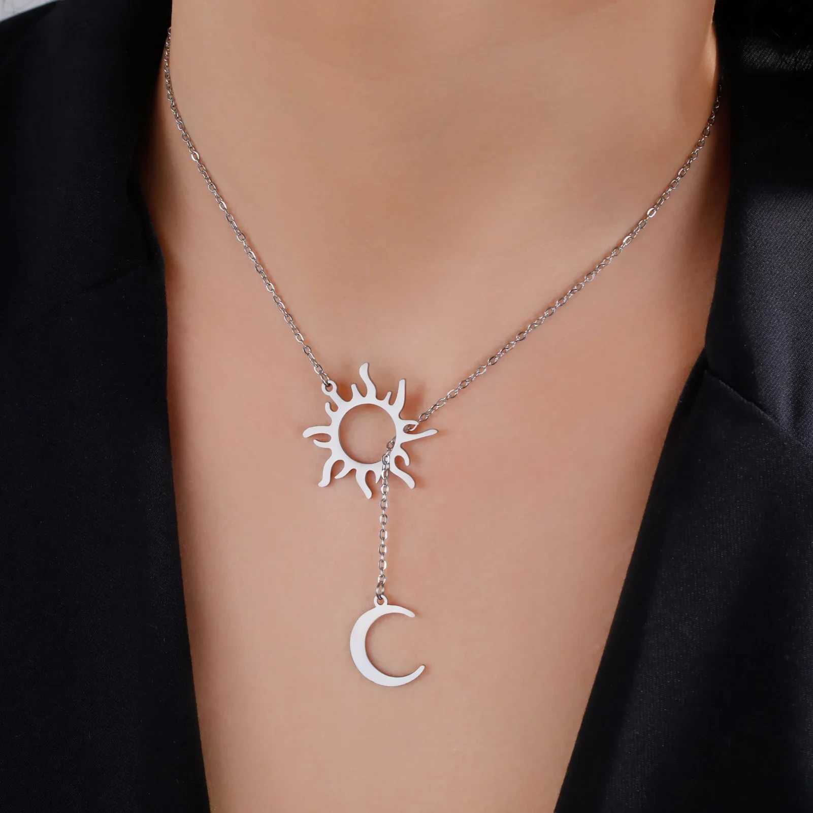 Skyrim Sun Totem and Moon Pendant Necklace Women Fashion Stainless Steel Clavicle Chain Jewelry Friends Gift New In Wholesale Z250614