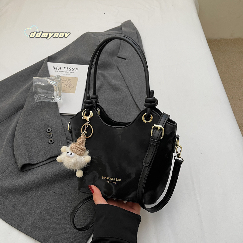 2025 New Trendy Shoulder Niche Convenient Design Handbag Fashion Versatile Stylish Crossbody Women's Bag ddmynov