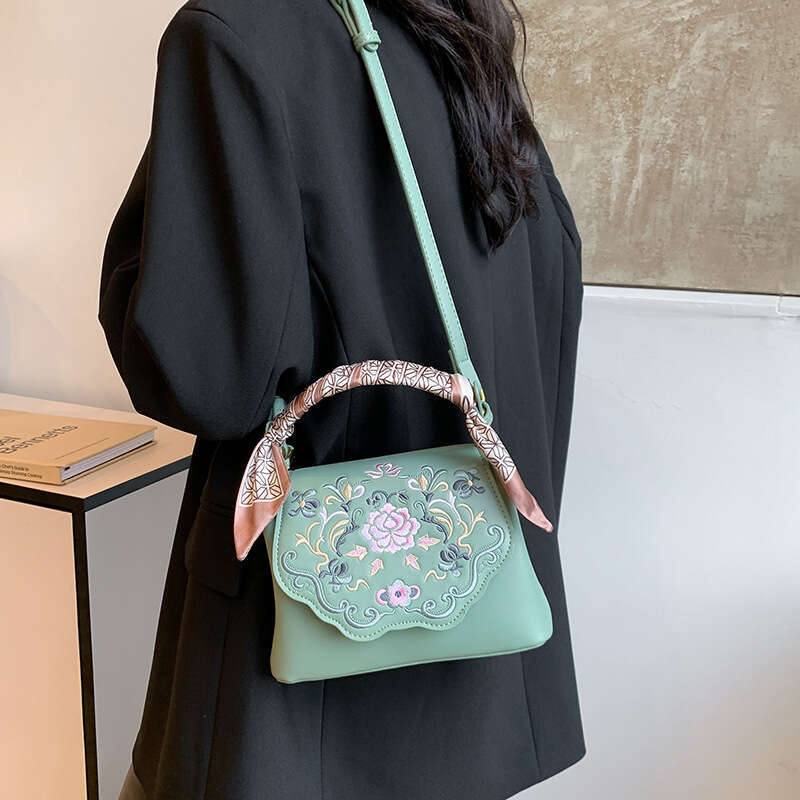 For Women 2025 New Fashion Chinese Style Embroidered Artistic Crossbody Niche High-End Shoulder Bag