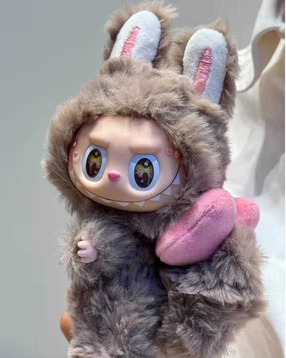 New 17cm Pop Id Labubu Pink Leader Butterfly Eye Labubu Angel Zimomo Leader Vinyl Doll Pendant Cute Ornaments Holiday Gift Toys L260529