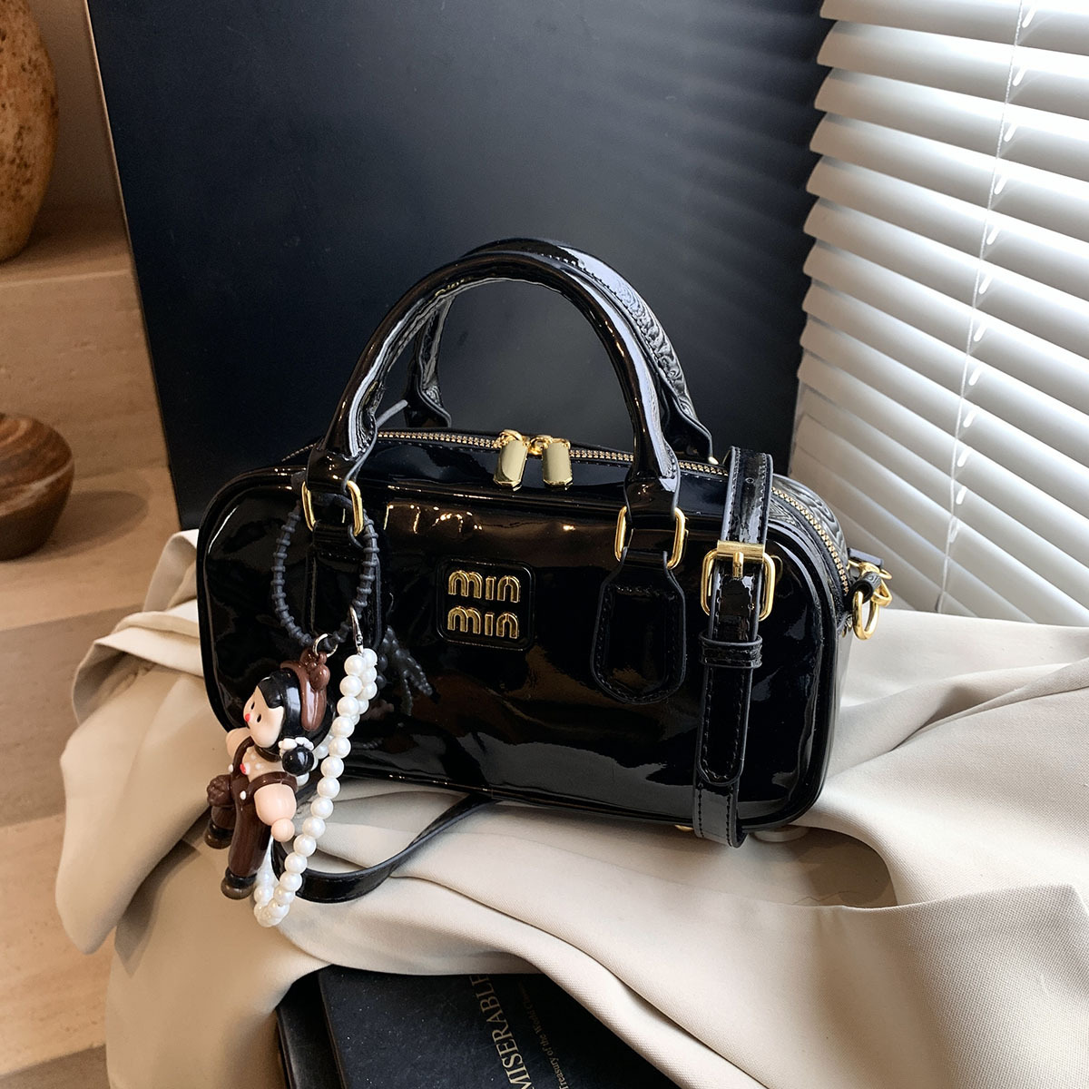 free shipping 2025 new smooth textured women's handbag party fashion versatile shoulder bag crossbody bag black white wine red coffee