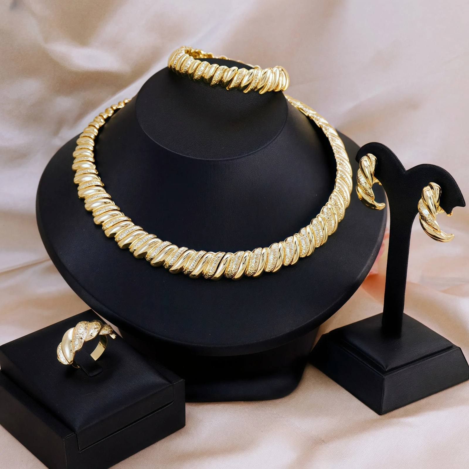 5pcs Golden Vintage Necklace Bracelet Earrings And Ring A Jewelry Set For Womens Wedding Brides 250609