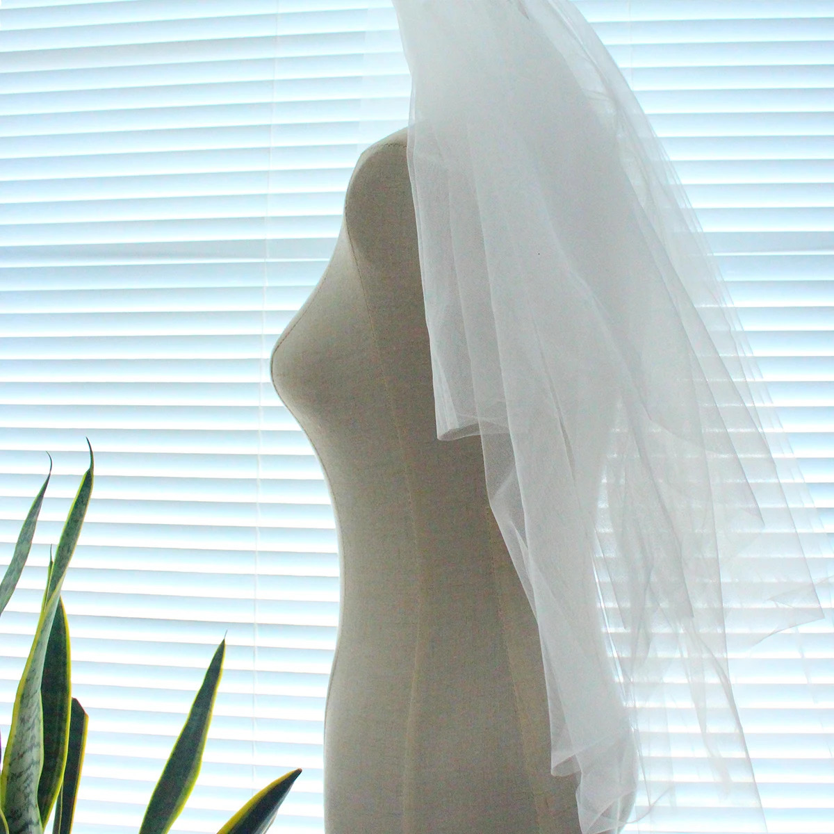 V634 Classical Elbow Length Marriage Bridal Veil Two-Layer Plain Tulle Natural Cut Edge White Wedding Bride Veil with Hair Comb 250613