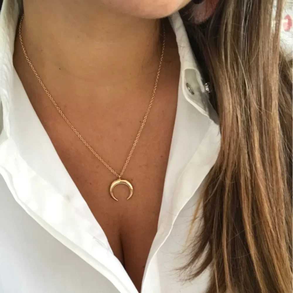2025 New Delicate Moon Pendant Necklace Curved Crescent Chokers For Women Ladies Girl Fashion Jewelry Gifts Z250614