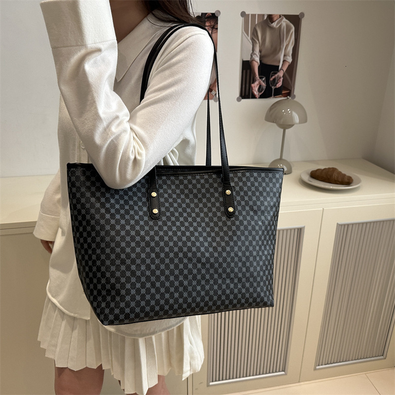 DHwanglijia 2025 designer bag New Large Capacity Casual Tote Fashion High-end for Work Commute Shoulder Bag