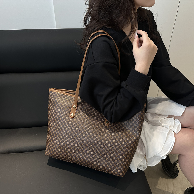 DHwanglijia 2025 designer bag New Large Capacity Casual Tote Fashion High-end for Work Commute Shoulder Bag