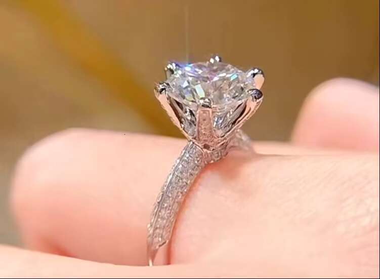 Wholesale Price Vintage 925 Sterling Silver Six Claws Classic Round Brilliant Cut 7mm Moissanite Diamond Wedding Rings for Women