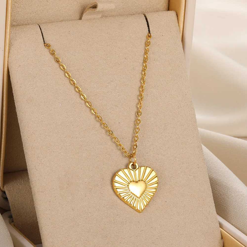 Stainless Steel Heart Pendant Necklaces For Women Fashion Butterfly Chain Geometric Round Pendant Necklace Party Gift Jewelry Z250614