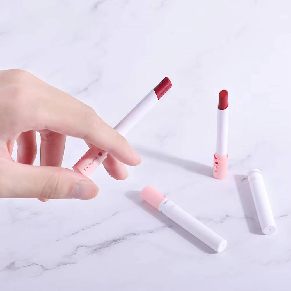 4pcs/set Matte Lipstick Waterproof, Easy to Apply, Non-Stick Formula for All Skin Types, Rich Red Shades happy