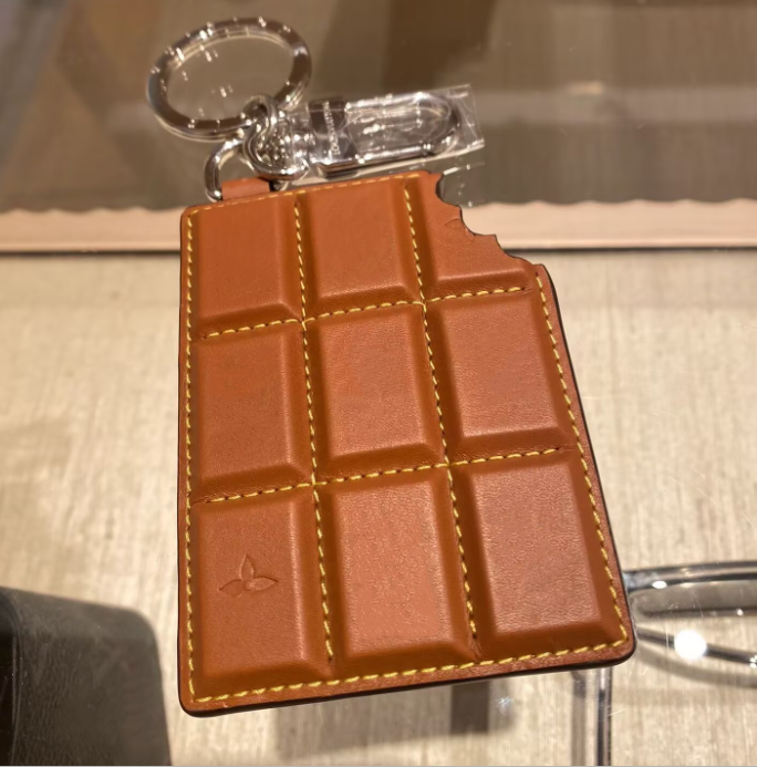 Charm Luxury High End Brown Chocolate Leather Keychain Classic keychain purse French Style Keychains Designer Keychain Handbags Decorative Pendant Men