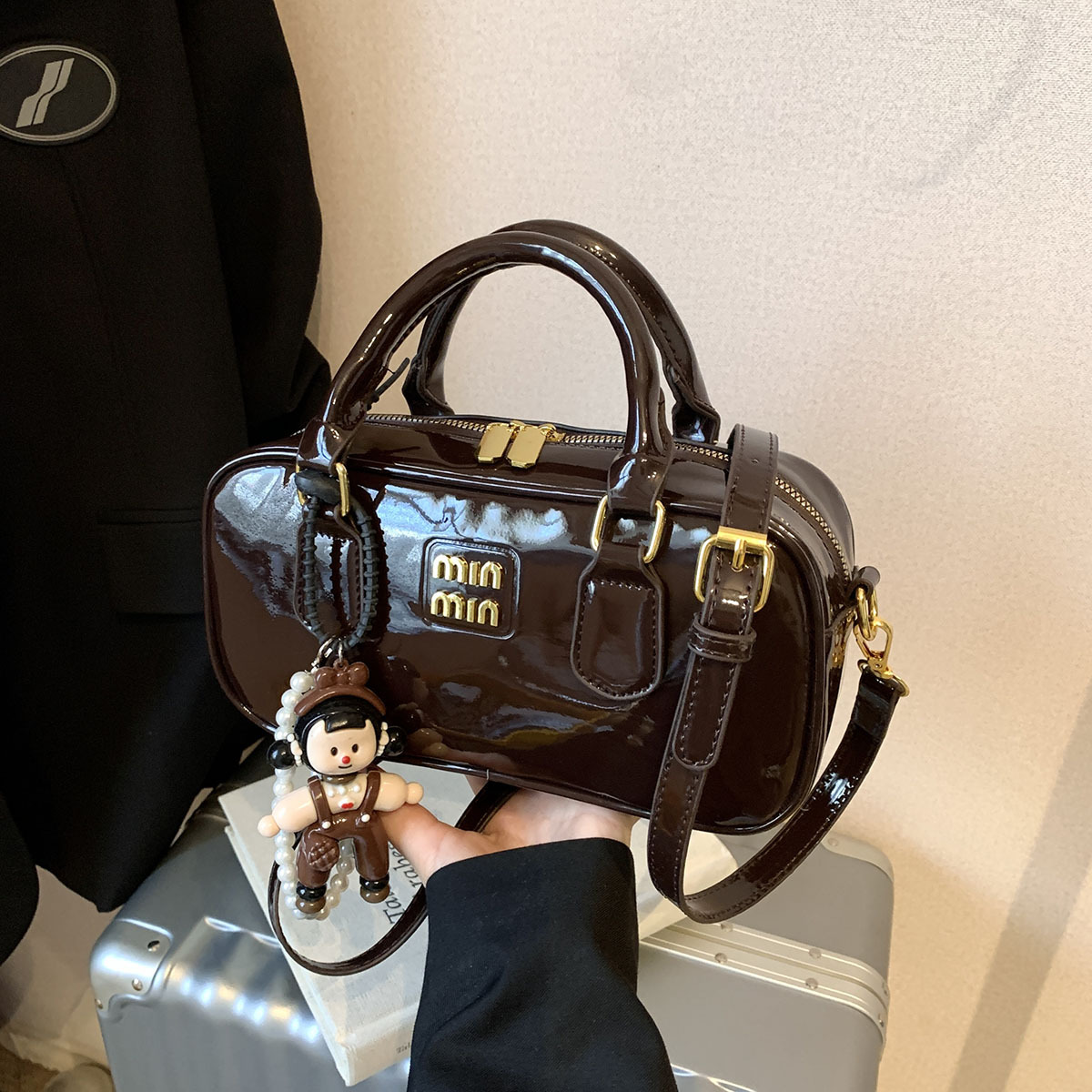 free shipping 2025 new smooth textured women's handbag party fashion versatile shoulder bag crossbody bag black white wine red coffee