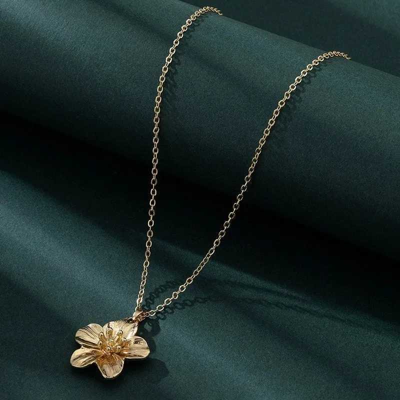 Golden Dopamine Style Flower Pendant Necklace for Women 2025 New Trend Wrinkled Choker Wedding Gifts Accessories Z250614