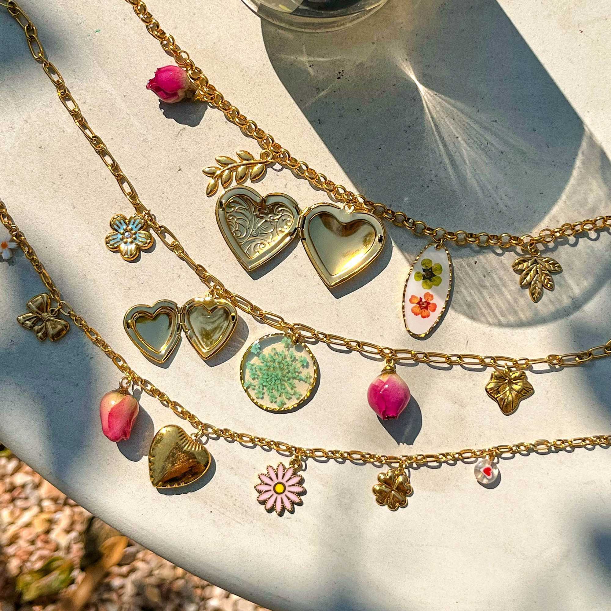 Zora Womens Summer Vacation Charm Flower Pendant Necklace 18K Gold-plated Stainless Steel Heart Box Pendant Fashion Jewelry Z250614