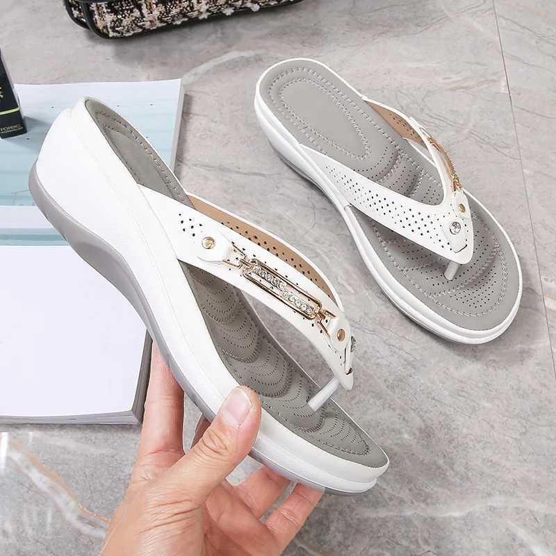 2023 Womens Slippers Summer New Fashion Metal Button Slides Shoes Wedge Beach Sandals Women Outside Platform Leisure Flip Flops Z250614