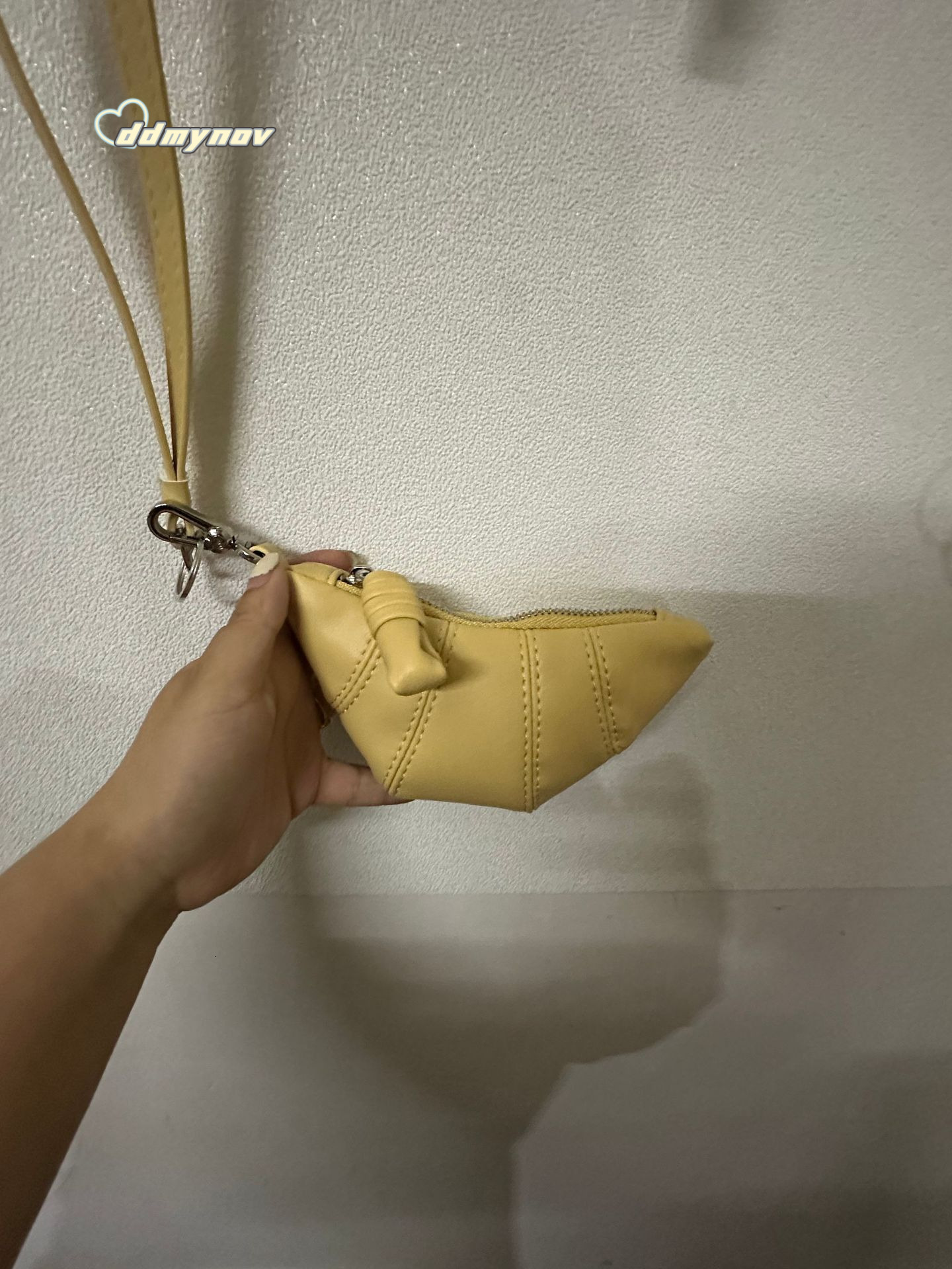 2025 Niche Design Textured Soft Leather Mini Croissant Bag Exquisite Handheld Lanyard Coin Purse ddmynov